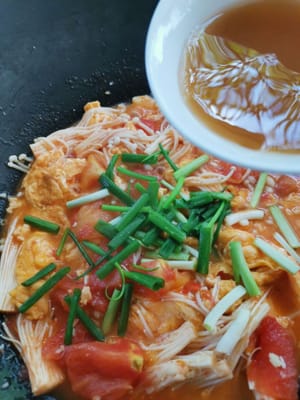 그런 다음 소스(간장, 설탕, 타피오카 가루, 물)를 넣고 저어줍니다.