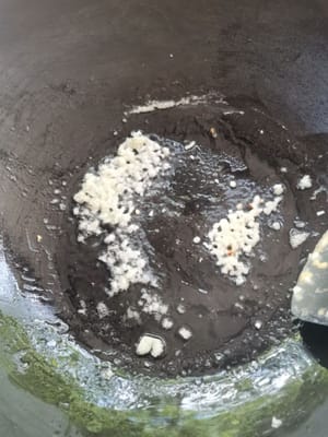 프라이팬을 준비하고 기름을 붓고 뜨거워질 때까지 기다린 다음 마늘을 넣고 저어줍니다.