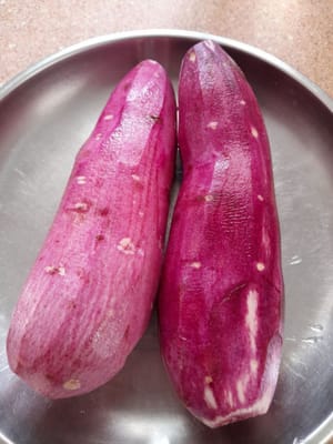 Sbucciare e pulire le patate dolci viola e metterle da parte. Prendete 400 grammi di patata dolce viola, dividetela in 2 parti da 200 grammi ciascuna e tagliate una parte a fettine sottili. Una volta cotti, schiacciateli con una forchetta e metteteli da parte.