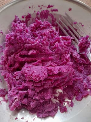 Sbucciare e pulire le patate dolci viola e metterle da parte. Prendete 400 grammi di patata dolce viola, dividetela in 2 parti da 200 grammi ciascuna e tagliate una parte a fettine sottili. Una volta cotti, schiacciateli con una forchetta e metteteli da parte.