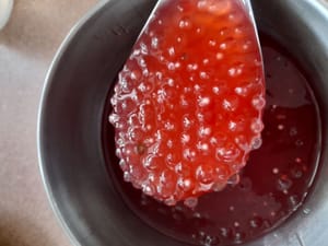 Cuocere le perle di sago finché non saranno trasparenti e cotte, quindi metterle da parte.