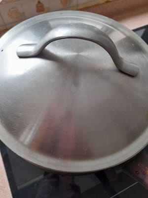 Far bollire 500 ml di acqua, aggiungere 200 grammi di patata dolce viola tagliata a cubetti, cuocere finché non diventa morbida, aggiungere la patata dolce schiacciata, mescolare finché non diventa liscia, aggiungere il latte di cocco, lo zucchero e il sale, mescolare finché non diventa liscia.