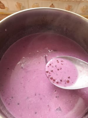 Aggiungere le perle di sago, mescolare fino a quando saranno ben amalgamate, cuocere fino a ebollizione, mescolare per evitare che il latte di cocco si rapprenda.
