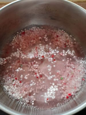 Cuocere le perle di sago finché non saranno trasparenti e cotte, quindi metterle da parte.