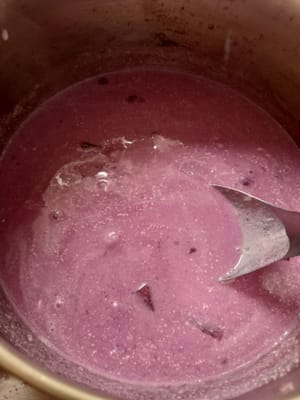 Far bollire 500 ml di acqua, aggiungere 200 grammi di patata dolce viola tagliata a cubetti, cuocere finché non diventa morbida, aggiungere la patata dolce schiacciata, mescolare finché non diventa liscia, aggiungere il latte di cocco, lo zucchero e il sale, mescolare finché non diventa liscia.