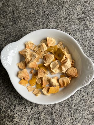 Pecahkan buah biksu menjadi potongan-potongan kecil.