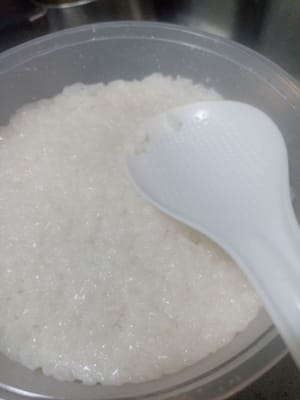 찹쌀을 압축합니다.