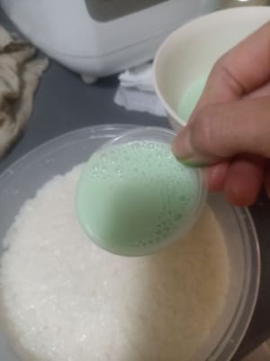찹쌀 위에 탈람바사 혼합물 45ml를 넣습니다. 이때, 젖은 혼합물은 걸쭉해질 때까지 잠시 끓여도 되지만, 혹시 새어 나올까 봐 걱정된다면 이번에는 젖은 혼합물을 먼저 익히지 않고 조금씩 넣어가며 조리했습니다.