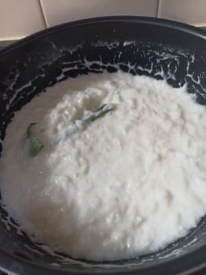 물이 이렇게 줄어들 때까지 저어주고, 잠시 놓아두면 반쯤만 익을 겁니다.