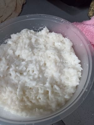 용기에 담아 찜 조리를 시작합니다. 베이킹 팬을 사용하는 경우, 팬에 기름을 먼저 두릅니다.