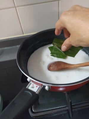 향을 더하기 위해 판단 잎 몇 조각을 첨가하세요.