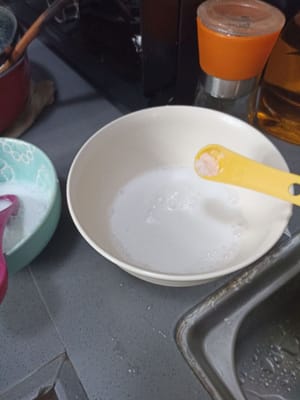 밀가루 탈람 반죽을 만들고, 남은 코코넛 밀크가 담긴 용기에 소금 1/4티스푼을 넣습니다. 즉, 액상 코코넛 밀크 140ml입니다.