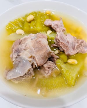 Bone bitter gourd soup for refreshing and heat-removing summer