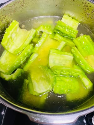 Cooking soup: First cook the bones in a pressure cooker (turn to low heat for 3 minutes after steam comes up and turn off the heat), open the lid after natural exhaust, put in the processed bitter melon, cover the pot, wait for the exhaust to start again, keep exhausting for 1 minute, then turn off the heat, wait for the exhaust to start again, open the lid and add salt to taste.
Ordinary pot cooking version, about 1 hour, the key is to stew the bones and soybeans until they are soft, so that the soup is rich enough~