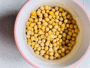 Take an appropriate amount of soybeans and soak them in clean water to allow the soybeans to fully absorb water and swell. Generally, soak for 3-4 hours until the soybeans become plump.