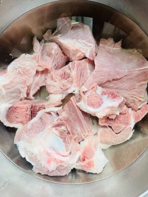Processing bones: Put the bones into clean water and rinse them repeatedly to wash away the blood and impurities on the surface.