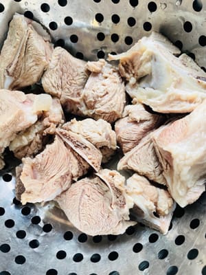 Preparation: Remove the bones from the blanched water, rinse them again with warm water to remove the foam on the surface, drain the water and set aside for later use.