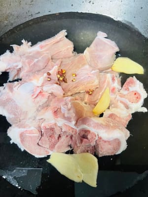 Add water to the pot, put in the bones, pour in an appropriate amount of cooking wine, add ginger slices and a little peppercorns, turn on the fire and blanch. After the water boils, cook for 3-5 minutes to remove the fishy smell of the bones and blood.