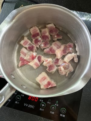 Freír la carne de cerdo por ambos lados en una cacerola con 3 cucharaditas de aceite durante 2 minutos.