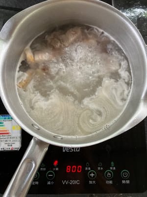 Añade 800 ml de agua caliente a una cacerola y déjala hervir durante 10 minutos.