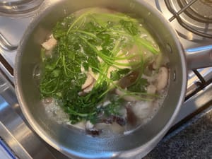 Agregue el cilantro y hierva por un minuto más.