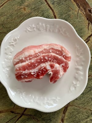 La panceta de cerdo no necesita lavarse y sazonarse con 2 cucharaditas de sal durante la noche.