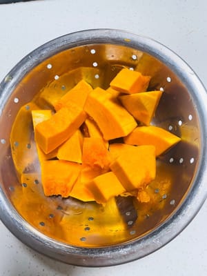Kupas dan haluskan labu, potong kecil-kecil, tambahkan 1 gram garam dan aduk rata.