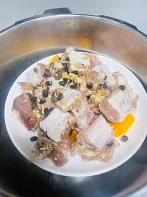 Kukus dalam panci presto selama 8 menit, matikan api, tunggu hingga udara keluar secara alami, buka tutup panci, dan taburi dengan daun bawang cincang. Gunakan pengukus biasa, didihkan air, dan kukus dengan api besar selama 25-30 menit, hingga iga matang dan labu empuk.