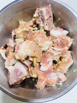 Cuci iga, tambahkan bawang putih yang telah dihaluskan, jahe parut, 1 sendok kecap asin, 1 sendok arak masak, lada putih, dan 1 sendok saus tiram, aduk rata, lalu rendam selama lebih dari setengah jam. Jika ingin aromanya lebih