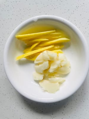 Hancurkan bawang putih dan potong jahe menjadi potongan-potongan untuk digunakan nanti.