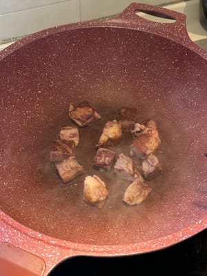 ในกระทะที่ร้อนพร้อมน้ำมัน ให้ย่างสเต็กลูกเต๋าให้สุกทั่วทุกด้านแล้วพักไว้