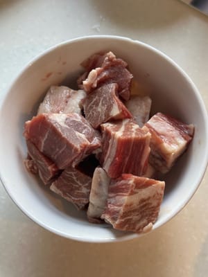 ขั้นแรกหั่นสเต็กเป็นลูกเต๋า