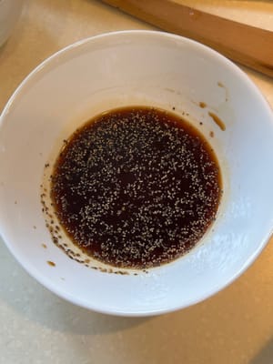 เตรียมซอสโดยผสมซีอิ๊ว น้ำผึ้ง เกลือ พริกไทย และน้ำประมาณ 20 มล. ลงในชาม