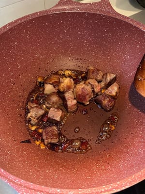 ใส่สเต็กกลับเข้าไป โยนจนกระทั่งเคลือบด้วยซอสอย่างทั่วถึง