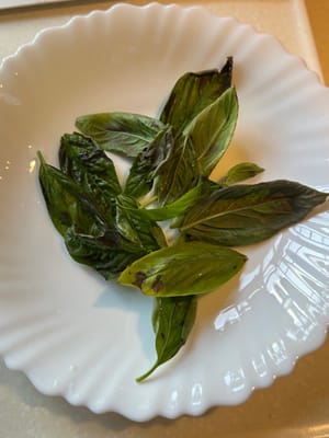 ใบโหระพา