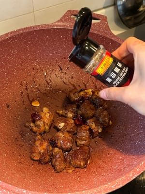 ปิดไฟแล้วโรยพริกไทยดำเพิ่ม