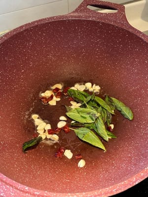 ใส่โหระพาลงไปจนนิ่ม