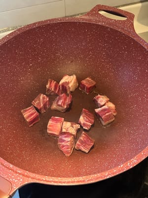 ในกระทะที่ร้อนพร้อมน้ำมัน ให้ย่างสเต็กลูกเต๋าให้สุกทั่วทุกด้านแล้วพักไว้