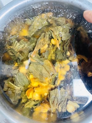 Cuci bersih sayuran kering dan rendam selama lebih dari 4 jam. Jika sayuran kering bebas pasir, air rendamannya bisa digunakan untuk membuat bubur.