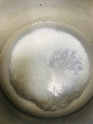 Ambil panci besar, masukkan 150 gram beras, dan tambahkan air sebanyak 9 kali lipat dari jumlah beras (jika Anda suka bubur yang lebih encer, Anda dapat menambah jumlah air secukupnya).