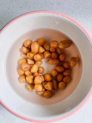 Rendam kacang tanah dalam air dingin 2 jam sebelumnya;