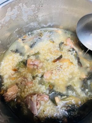 Masukkan kacang tanah yang sudah direndam, sayuran kering, tulang babi yang sudah dibersihkan, dan 3 iris jahe. Didihkan dengan api besar, lalu kecilkan api menjadi sedang-kecil dan masak selama 1 jam. Jika menggunakan panci presto, nyalakan panci dan atur waktunya selama 15-20 menit setelah uap muncul. Kemudian, biarkan tekanan mendingin secara alami dan keluarkan udara sebelum membuka tutup panci.