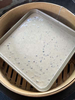 油酥烤盘。将红豆馅料倒入烤盘。放入蒸锅，蒸15分钟。