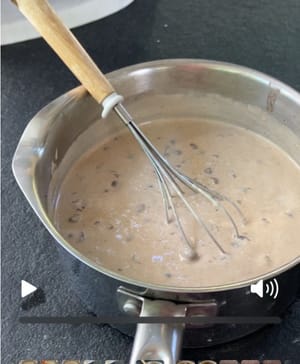 加入红豆并搅拌。