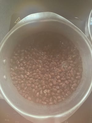 将泡好的红豆水倒掉，用约500毫升水煮红豆约30分钟。
