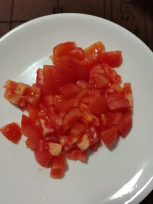 토마토를 끓는 물에 1분간 데쳐서 껍질을 쉽게 벗길 수 있도록 한 다음, 깍둑썰기합니다.