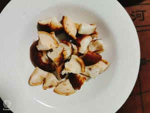 표고버섯을 작게 썰어주세요.