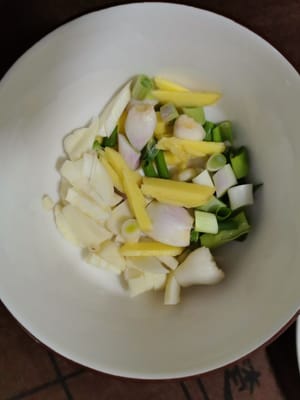 파와 마늘을 잘게 다지세요.