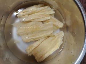 말린 두부 스틱을 물에 담가 부드러워질 때까지 불린 후 물기를 빼고 따로 둡니다.