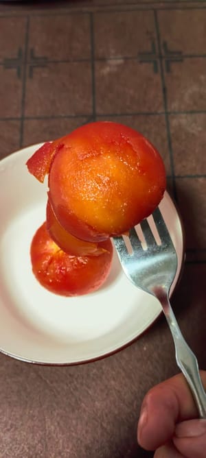 토마토를 끓는 물에 1분간 데쳐서 껍질을 쉽게 벗길 수 있도록 한 다음, 깍둑썰기합니다.